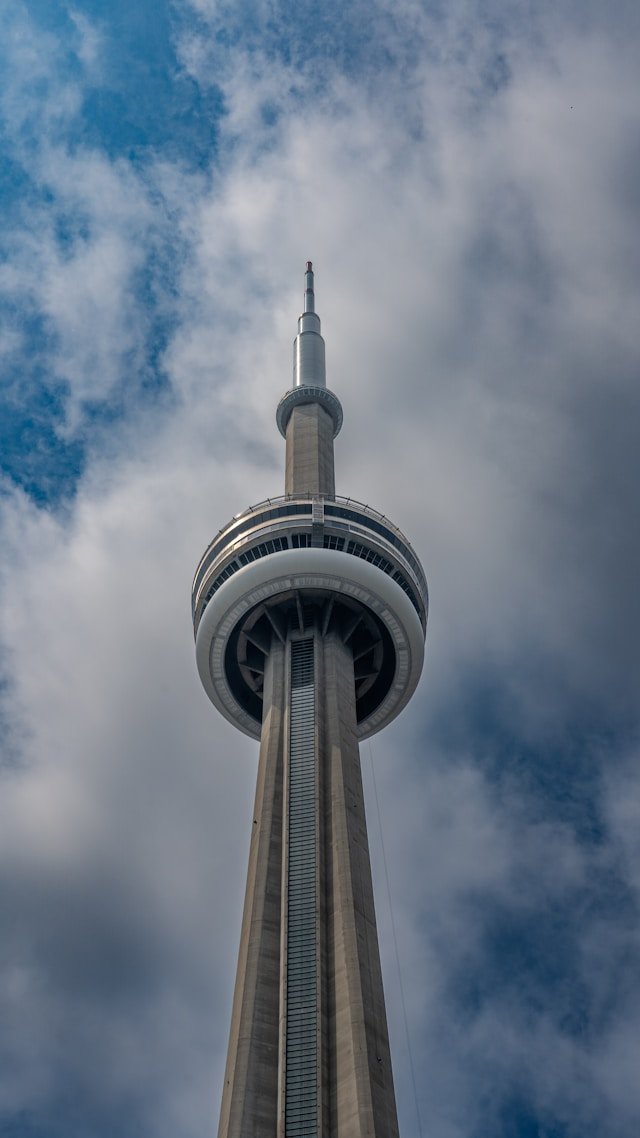 Book customized Canada travel packages with Travel and Live