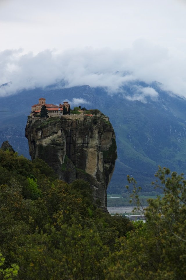 Book customized Greece travel packages with Travel and Live